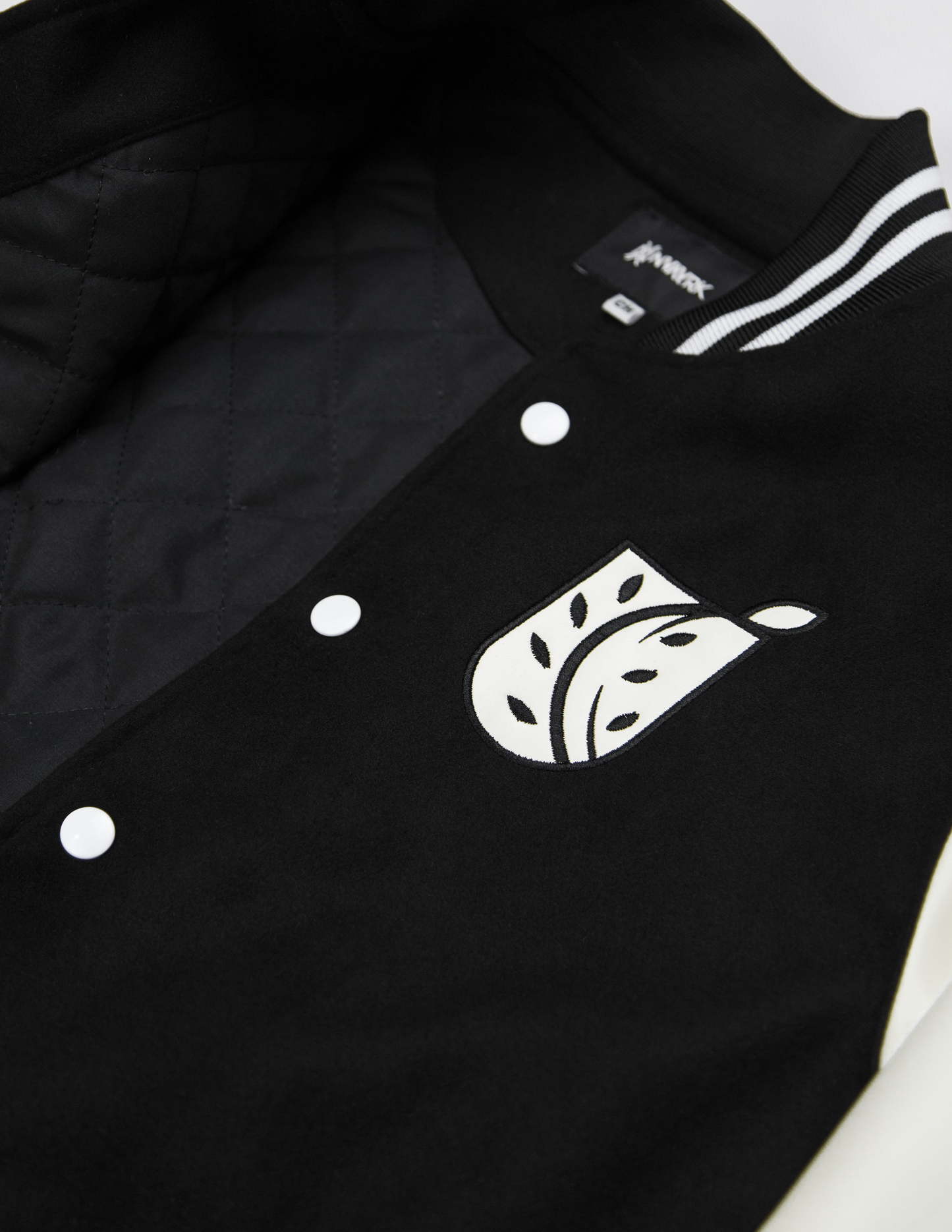 Chamarra Varsity NEGRO - EBC